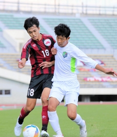 三田学園－報徳　前半、互いにボールを奪い合う選手ら＝神戸市須磨区、ユニバー記念競技場