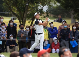 注目のプロ転向初戦。２番、大勢のギャラリーの前でティーショットを放つ蟬川泰果＝３日午前、加東市永福、ＡＢＣゴルフ倶楽部（撮影・辰巳直之）