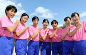 抜群のチームワークで３３年ぶりに阪神地区予選を制した園田の女子＝西宮市の武庫川河川敷