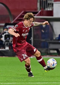 昨季に続くリーグ全試合先発出場で神戸への貢献を誓う酒井＝10月12日、ノエビアスタジアム神戸