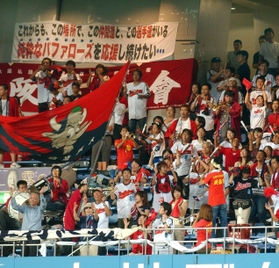 オリックスとの合併が決まり、近鉄バファローズとして残り少なくなった試合を見ようとライトスタンドにつめかけたファン＝２００４年９月、大阪市西区の大阪ドーム（現京セラドーム大阪）