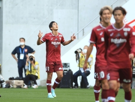 神戸-横浜Ｍ　前半終了間際に同点ゴールを決め、天を見つめる神戸の武藤（中央）＝ノエビアスタジアム神戸（撮影・小林良多）