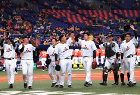 三菱重工Ｗｅｓｔ－日立製作所　２回戦を突破し、笑顔でスタンドにあいさつする三菱重工Ｗｅｓｔナイン＝京セラドーム大阪（撮影・鈴木雅之）