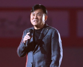 今シーズンを振り返り、集まったサポーターにあいさつしたヴィッセル神戸の三木谷浩史会長＝ノエビアスタジアム神戸（撮影・小林良多）