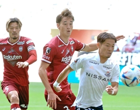 最終節の横浜Ｍ戦に先発出場したＪ１神戸のＤＦ小林友希（中央）＝ノエビアスタジアム神戸（撮影・小林良多）