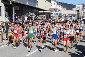 一斉にスタートする男子の選手たち＝丹波篠山市内（撮影・長嶺麻子）