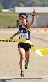 １位でフィニッシュする女子・西脇工のアンカー藤城さくら＝丹波篠山市、篠山鳳鳴高校（撮影・長嶺麻子）
