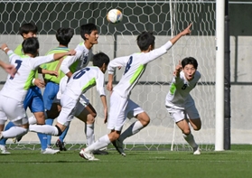 報徳-芦屋学園　前半、山崎（右）が同点ゴールを決め喜びに沸く報徳イレブン＝ノエビアスタジアム神戸（撮影・秋山亮太）