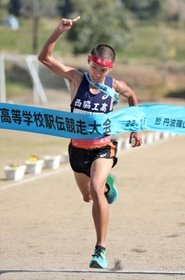 大会新記録で連覇を果たした男子・西脇工のアンカー上田翔大＝６日、丹波篠山市の篠山鳳鳴高校（撮影・長嶺麻子）