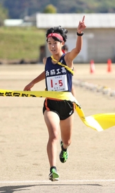 ５年ぶりに優勝を飾った女子・西脇工のアンカー藤城さくら＝６日、丹波篠山市の篠山鳳鳴高校（撮影・長嶺麻子）