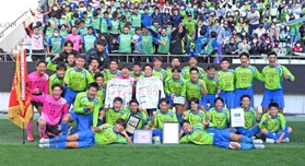 報徳-芦屋学園　初優勝し満面の笑顔で記念写真に収まる芦屋学園イレブン＝ノエビアスタジアム神戸（撮影・秋山亮太）