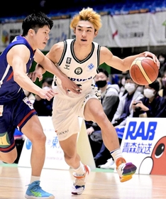 青森-西宮　第３クオーター、ドリブルで突破を図る西宮の川島（右）（Ｃ）B.LEAGUE