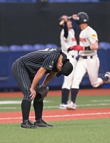 ＥＮＥＯＳ-三菱重工Ｗｅｓｔ　１０回表ＥＮＥＯＳ１死一、二塁、丸山に勝ち越しスリーランを打たれうなだれる三菱重工Ｗｅｓｔの鮫島＝京セラドーム大阪（撮影・秋山亮太）