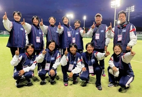 ４６年ぶりの優勝を飾った兵庫の少年女子メンバーら＝栃木県那須塩原市（須磨学園高提供）