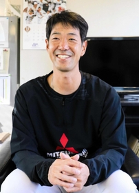 笑顔で現役生活を振り返る三菱重工Ｗｅｓｔの守安玲緒＝明石市二見町、三菱重工Ｗｅｓｔ二見グラウンド