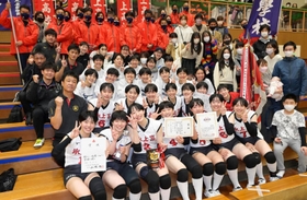 女子で優勝を決め、満面の笑みで記念写真に納まる氷上の選手ら＝西宮市鳴尾浜１、県立総合体育館（撮影・秋山亮太）