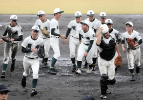 ２２年ぶりに秋季近畿大会優勝を決め、笑顔で整列に向かう報徳ナイン＝マイネットスタジアム皇子山