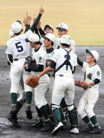 ２２年ぶりに秋季近畿大会優勝を決め、マウンドで喜ぶ報徳ナイン＝マイネットスタジアム皇子山