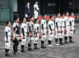 ２２年ぶりに秋季近畿地区大会優勝を決め、校歌を聞く報徳ナイン