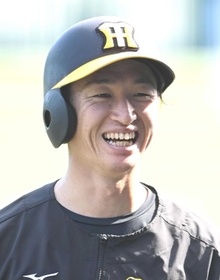 練習の合間に笑顔を見せる阪神・近本光司＝甲子園