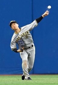 ＤｅＮＡ戦、好返球で補殺する阪神・近本光司＝１０月９日、横浜スタジアム