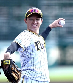 にこやかにキャッチボールする阪神・近本光司＝甲子園