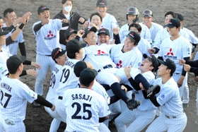 引退登板を完投勝利で飾り、仲間に胴上げされる三菱重工Ｗｅｓｔの守安（中央）＝明石市明石公園、明石トーカロ球場