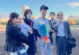 引退試合を終えて家族と笑顔で写真に収まる三菱重工Ｗｅｓｔの守安（右から３人目）＝明石市明石公園、明石トーカロ球場