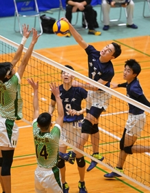男子決勝・市尼崎－神港学園　第１セット、市尼崎の森脇（右から２人目）がスパイクを放つ（撮影・秋山亮太）