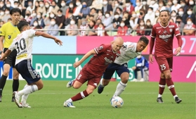 最終節で、優勝した横浜Ｍにチーム力の差を見せつけられた神戸。イニエスタ（中央）が出場した際の戦い方にも課題を残した＝５日、ノエビアスタジアム神戸