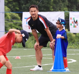 ６月に地元兵庫で子どもたちと交流した岡崎慎司（中央）。今度は故郷のサッカー少年と、かつてプレーしたスペインを結ぶ活動を始めた＝神戸市西区