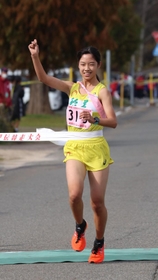 連覇を果たした女子・稲美のアンカー吉川陽菜＝１９日、豊岡市日高町（撮影・長嶺麻子）