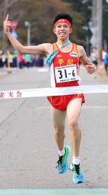 初優勝を飾った男子・平岡のアンカー新妻遼己＝１９日、豊岡市日高町（撮影・長嶺麻子）
