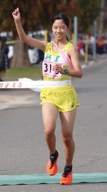 独走で２連覇を果たした女子・稲美のアンカー吉川陽菜＝１９日、豊岡市日高町（撮影・長嶺麻子）