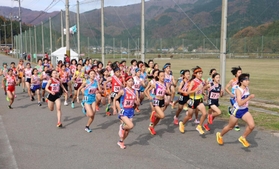 一斉にスタートする女子の選手たち＝１９日、豊岡市日高町（撮影・長嶺麻子）