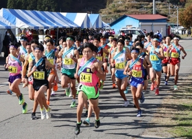 一斉に駆け出す男子の選手たち＝１９日、豊岡市日高町（撮影・長嶺麻子）