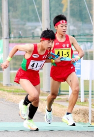 男子・安室　区間２位と好走した５区徳永泰雅（右）から６区中村心音へたすきリレー
