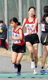 女子・北条　区間賞の３区高井歩夢（右）からたすきを受けて走り出す４区山内莉瑚