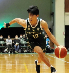 西宮－福岡　第２クオーター、今季初出場の西宮・渡辺がドリブルで攻める