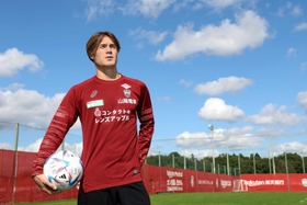 インタビューに答える酒井高徳選手＝神戸市西区、いぶきの森球技場（撮影・長嶺麻子）