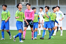 兵庫県予選の決勝を制して初出場を決めた芦屋学園の選手たち＝６日、ノエビアスタジアム神戸