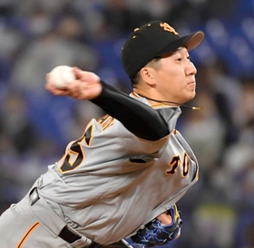 写真②特徴的な投球フォームで力投する巨人・大勢＝４月２８日