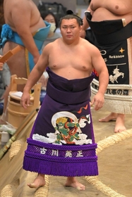 土俵入りする照強＝２０２１年１１月１８日、福岡国際センター