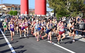勢いよくスタートする女子の選手たち＝２７日午前、南あわじ市のおのころ島神社（撮影・坂井萌香）