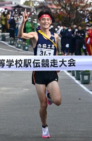 優勝した男子・西脇工のアンカー稲見峻＝２７日午後、南あわじ市の三原中学校（撮影・坂井萌香）