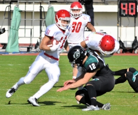 京大－甲南大　第３クオーター、ランで攻める甲南大のＷＲ入谷（１１）＝大阪・万博記念競技場