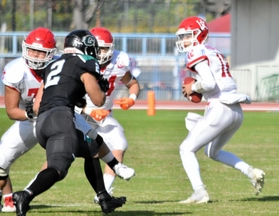 京大－甲南大　第１クオーター、パスの出しどころを探る甲南大のＱＢ竹原（右）＝大阪・万博記念競技場