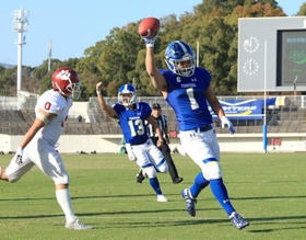 関学大-立命大　第２クオーター、先制のタッチダウンを決める関学大・糸川（１）＝大阪府吹田市、万博記念競技場（撮影・鈴木雅之）