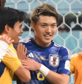 ドイツに勝利し、笑顔を見せる日本代表の堂安律（中央）。左は久保建英＝２３日、ドーハ