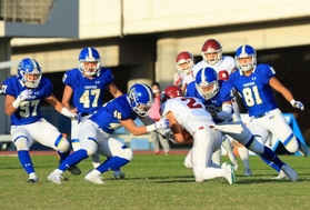 関学大-立命大　第３クオーター、相手の攻撃を封じる関学大の守備陣＝大阪府吹田市、万博記念競技場（撮影・鈴木雅之）